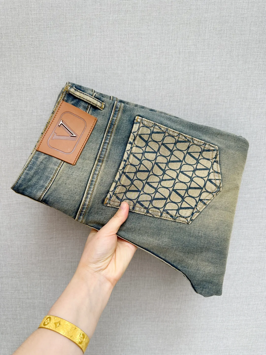 Available at the official website counter at the same time, the Original is a very stylish pair of jeans, with customized original washed denim fabric, unique design, top-notch printing technology letter pattern logo, original hardware accessories decoration, an extremely outstanding pair of jeans, the materials and craftsmanship are extremely luxurious and exquisite, extremely high-grade, handsome and stylish upper body, recommended 👍, Sizes: 29-38